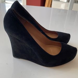 Anne Taylor Size 8 Black Suede Wedge